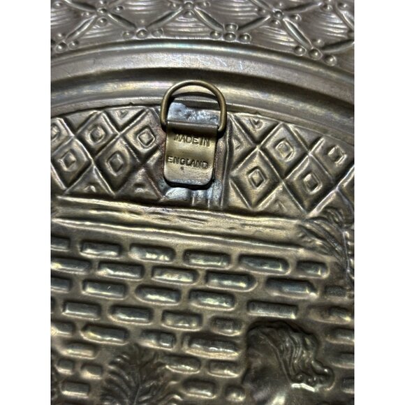 Vintage Brass Wall Plate 14 “ Made In England Romantic Courting Scene - Picture 4 of 5